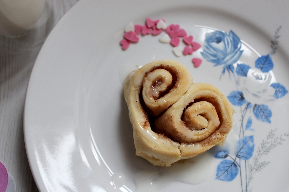 http://kathastrophal.de | Heart-shaped cinnamon rolls for valentine's day [A Week Filled With Love]