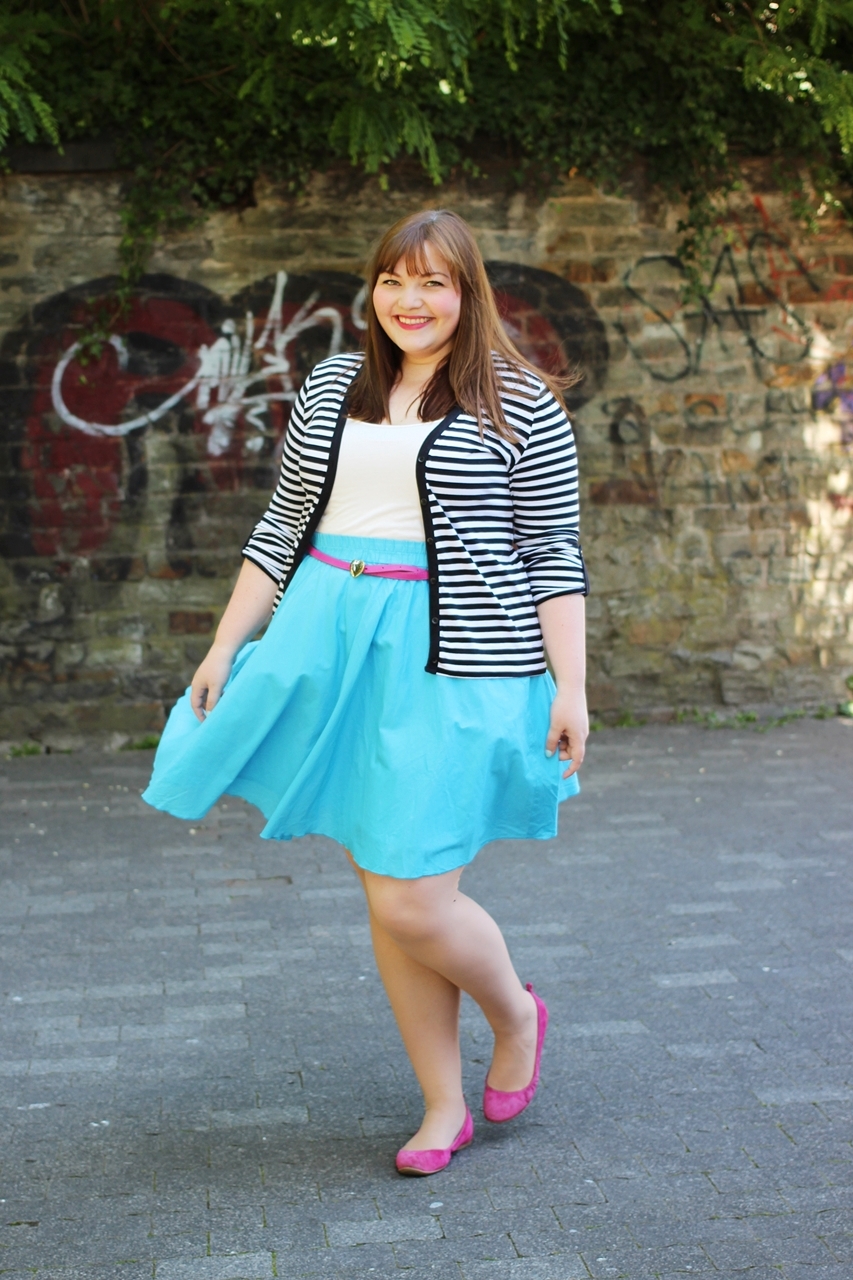 kathastrophal.de | Plus Size outfit with a blue cirle skirt, pink accessories and a striped cardigan