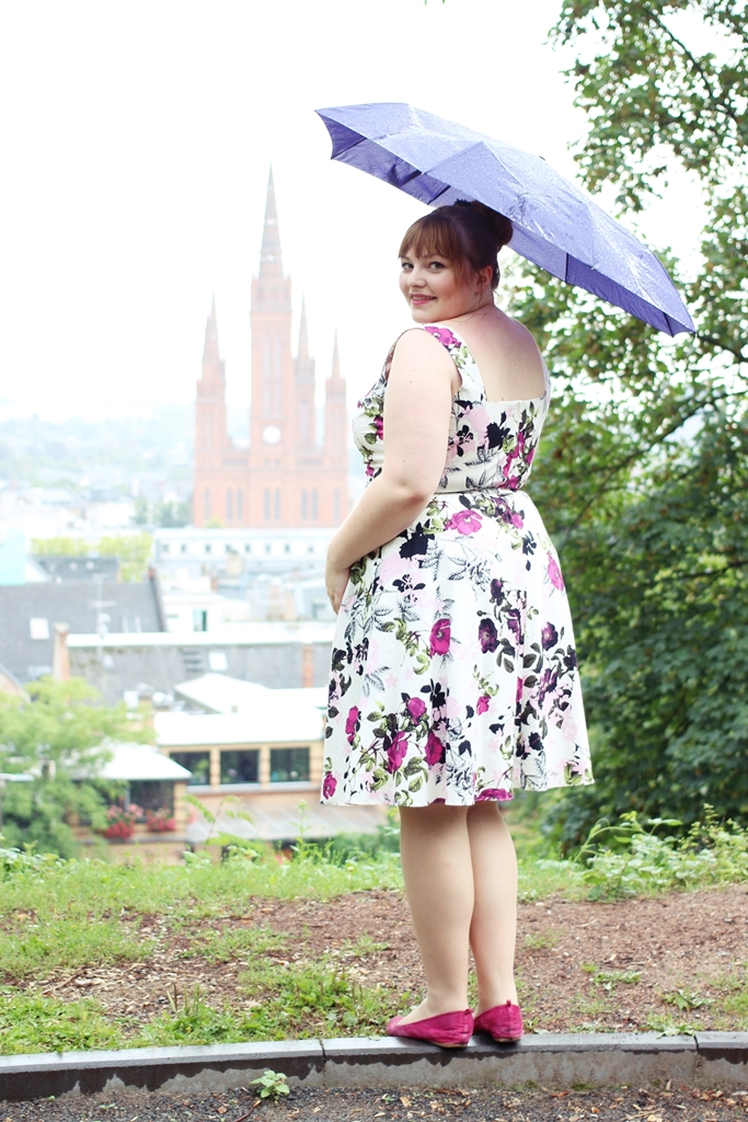 Plus Size Outfit with a Floral Boxy Neck Poplin Dress by Dorothy Perkins on kathastrophal.de