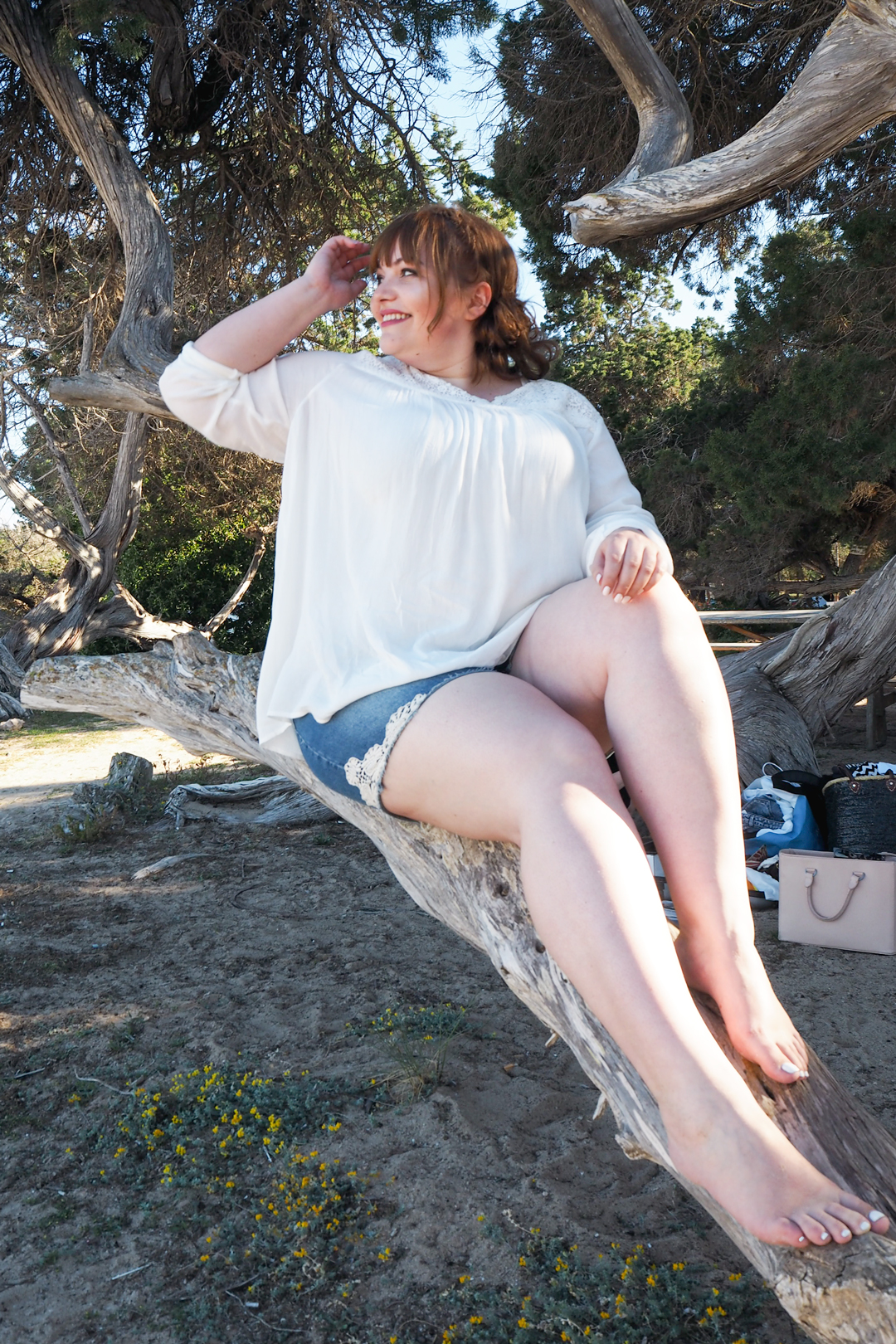 kathastrophal.de | #ef_ibiza Bloggerevent / Reise nach Ibiza | Plus Size Outfit with Shorts and a white blouse