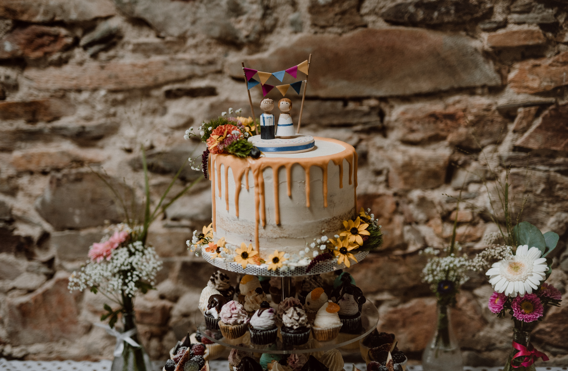 DIY Hochzeits Cake Topper mit dem Brautpaar in den Hochzeitsoutfits & unser Hochzeitskuchen mit Cupcake-Etagere von Dale's Cake Wiesbaden auf kathastrophal.de