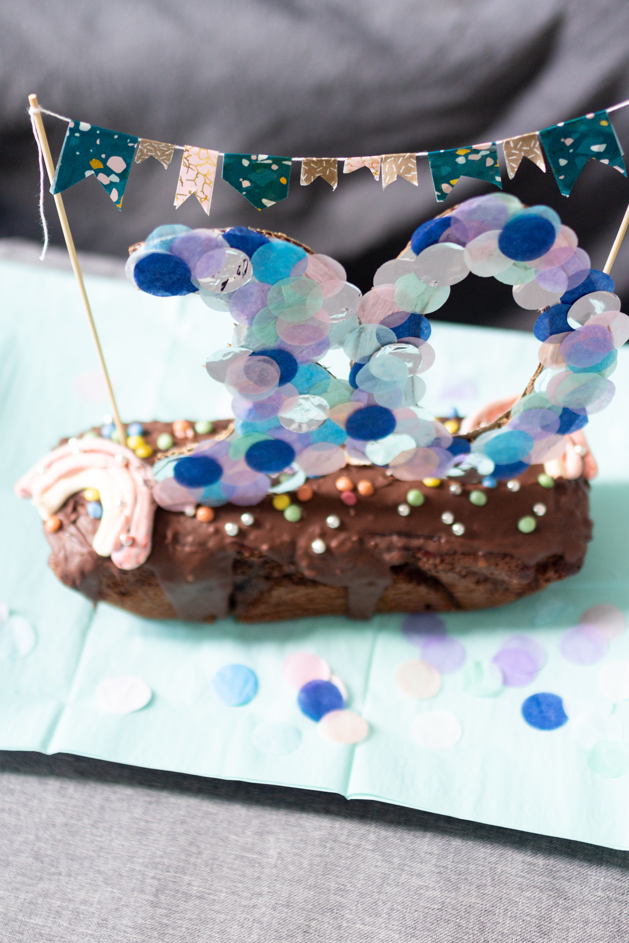 DIY Birthday Cake Topper mit Konfetti - für einen besonderen Geburtstagskuchen!