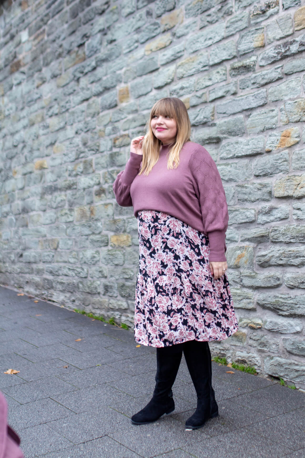 Plus Size Outfit in Rosétönen von Zizzi // Kleid, Pulli und Steppjacke
